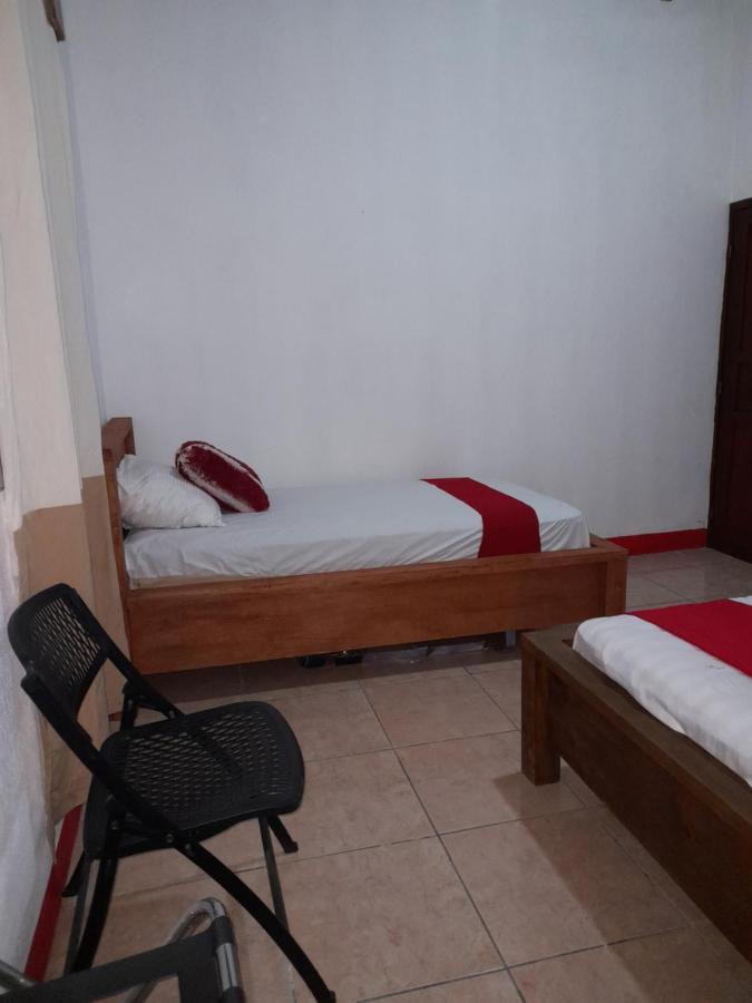 Hostal Blood Moon Rio Dulce Town Buitenkant foto