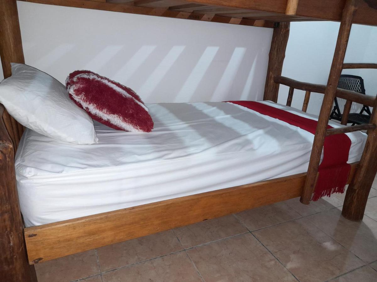 Hostal Blood Moon Rio Dulce Town Buitenkant foto