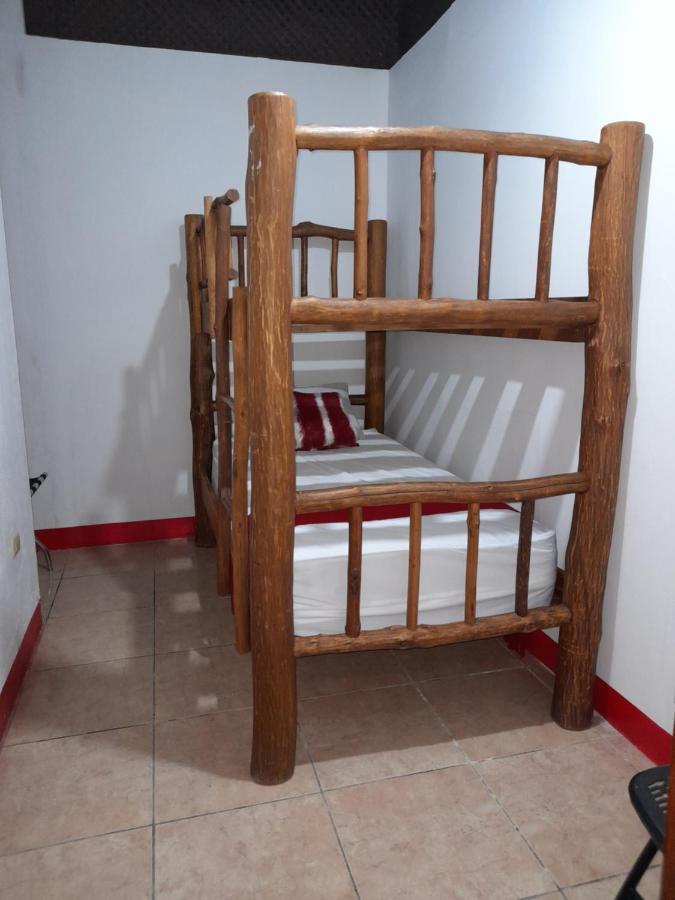 Hostal Blood Moon Rio Dulce Town Buitenkant foto