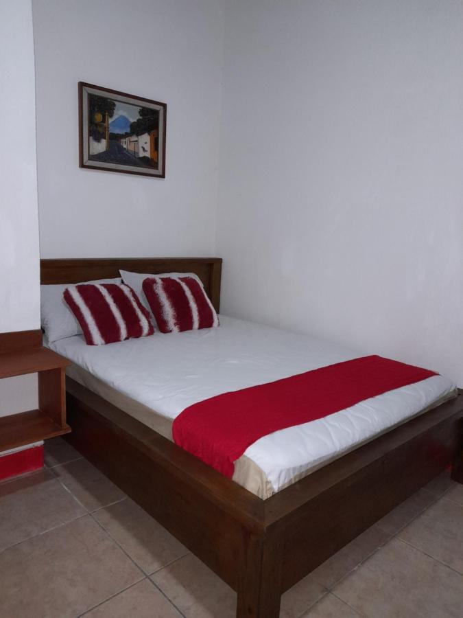 Hostal Blood Moon Rio Dulce Town Buitenkant foto