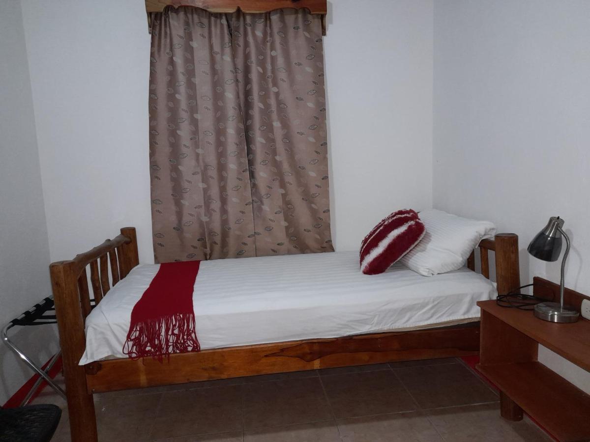 Hostal Blood Moon Rio Dulce Town Buitenkant foto