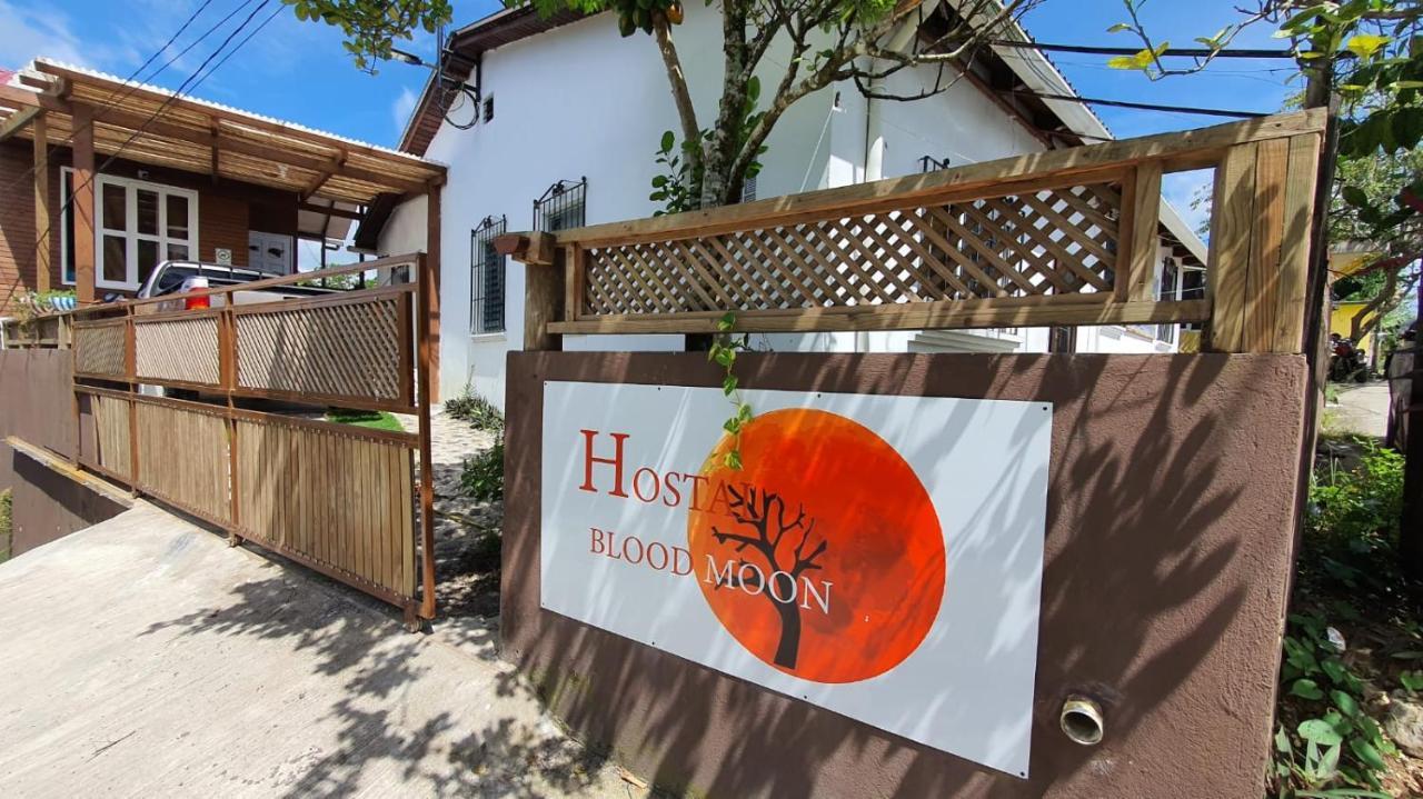 Hostal Blood Moon Rio Dulce Town Buitenkant foto