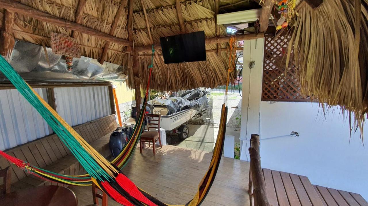 Hostal Blood Moon Rio Dulce Town Buitenkant foto