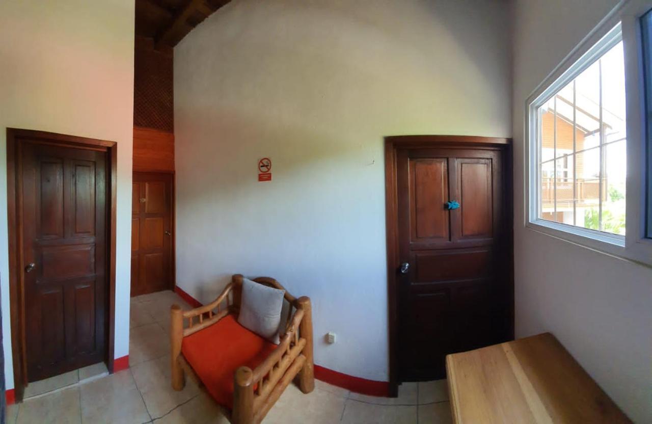 Hostal Blood Moon Rio Dulce Town Buitenkant foto