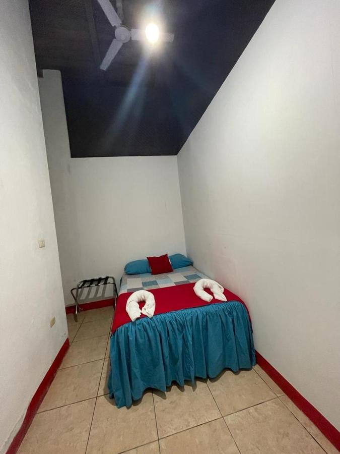 Hostal Blood Moon Rio Dulce Town Buitenkant foto